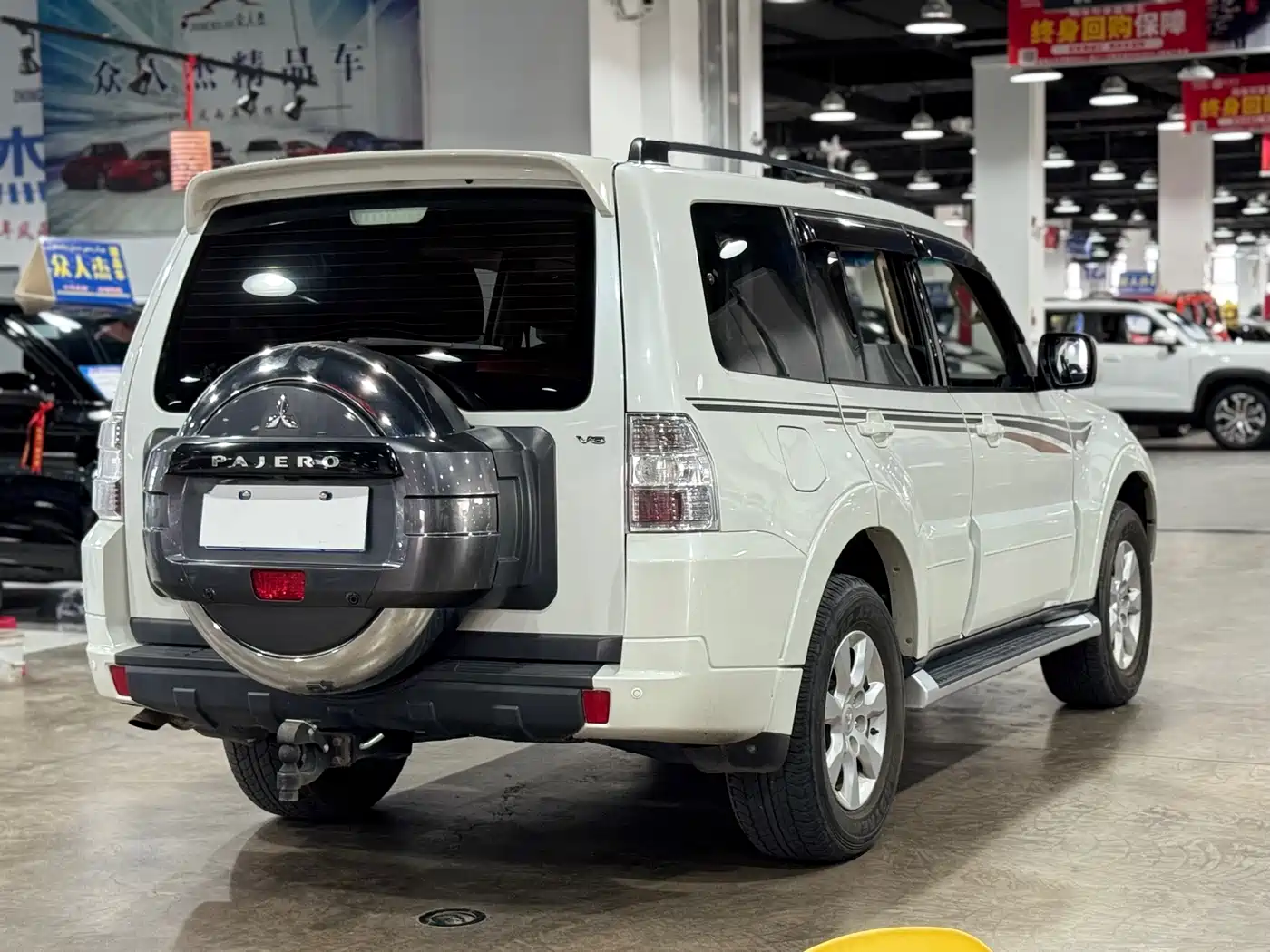Mitsubishi Pajero (Import) 2016 3.0L Automatic Standard (China V) фото 5