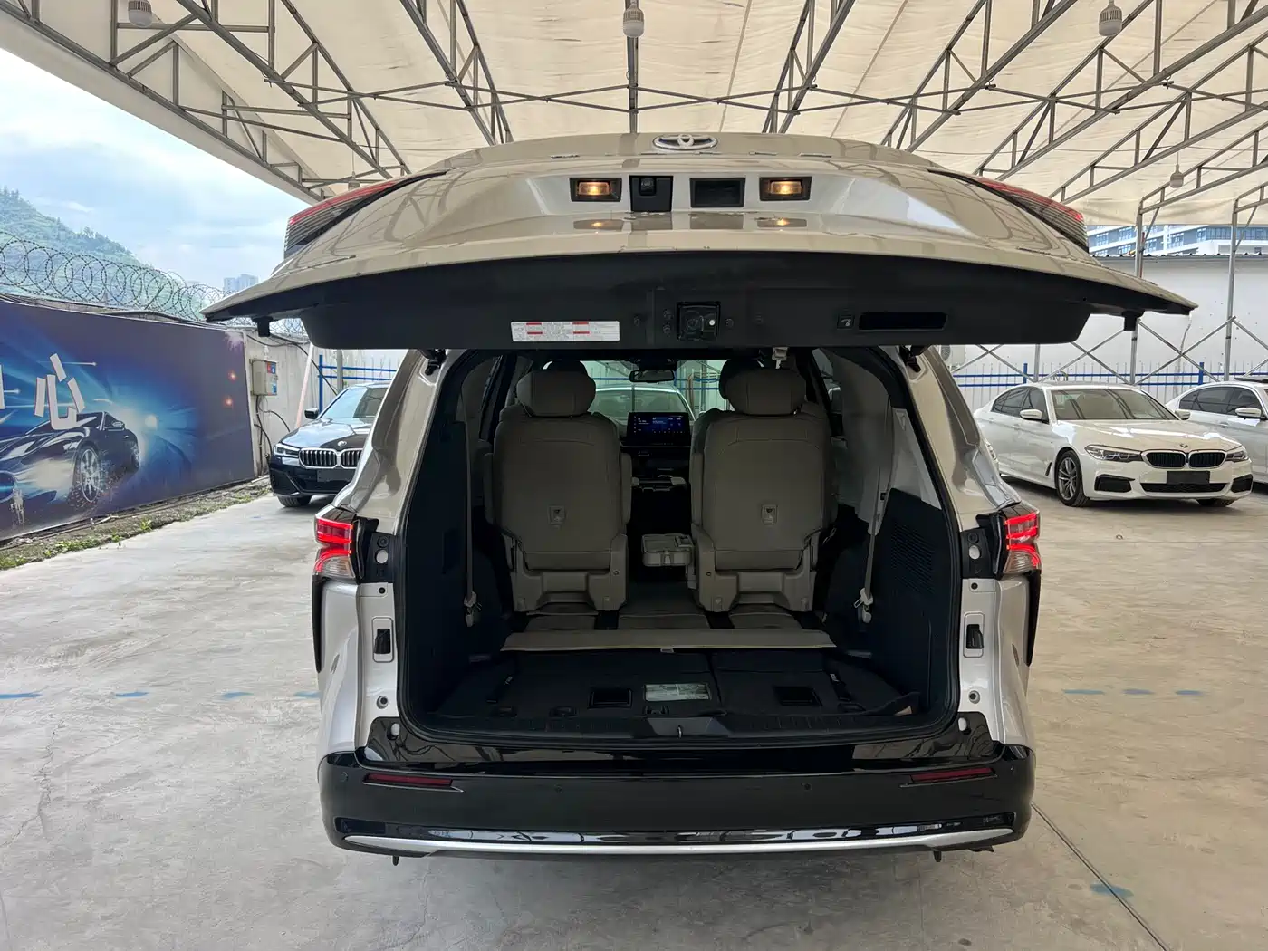 Toyota Sienna 2021 2.5L Hybrid Premium Edition фото 9