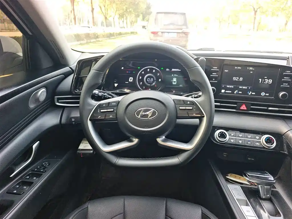 Hyundai Elantra 2022 1.5L CVT GLX Elite Edition фото 11