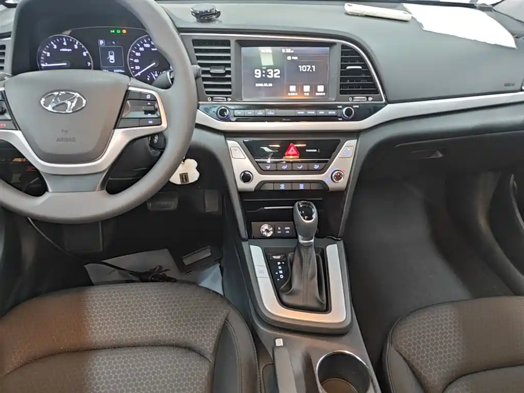 Hyundai Elantra 2016 Model 1.6L Automatic Smart Elite фото 13