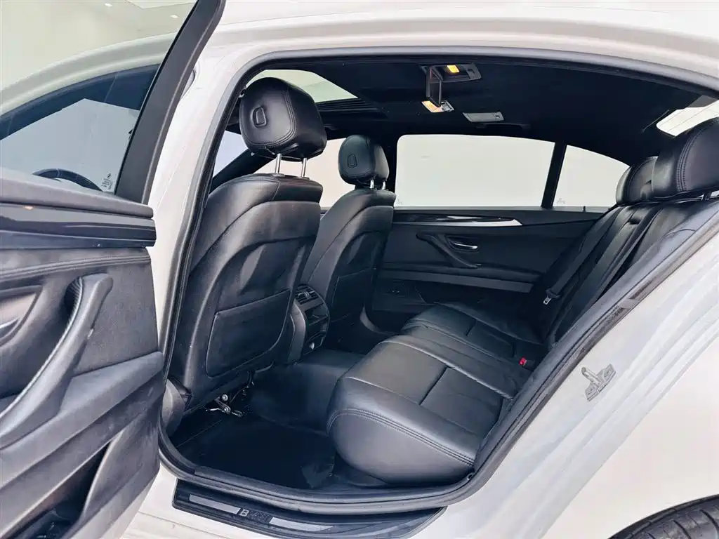 BMW 5 Series 2017 520Li Classic Edition фото 14