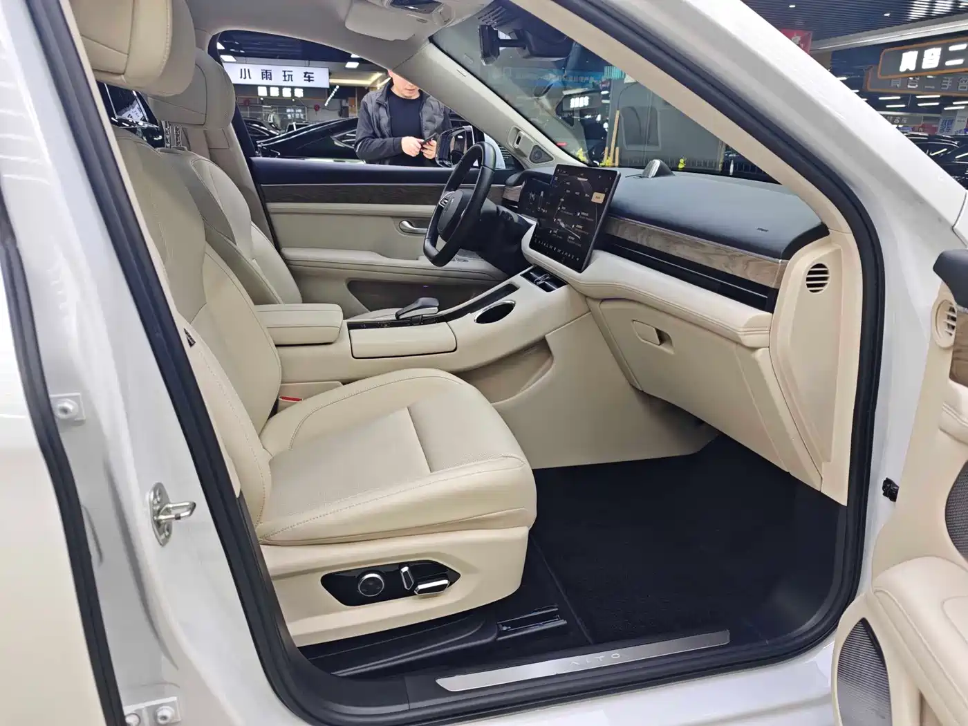 AITO Wenjie AITO M5 2022 Extended Range AWD Performance Edition фото 9