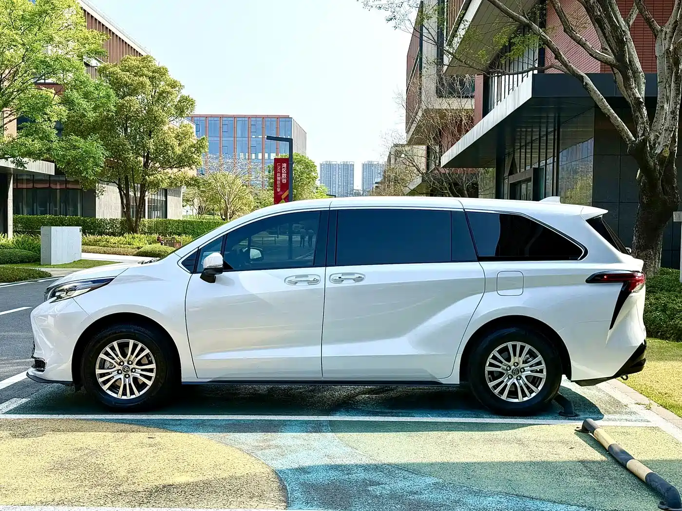 Toyota Sienna 2021 2.5L Hybrid Premium Edition фото 5