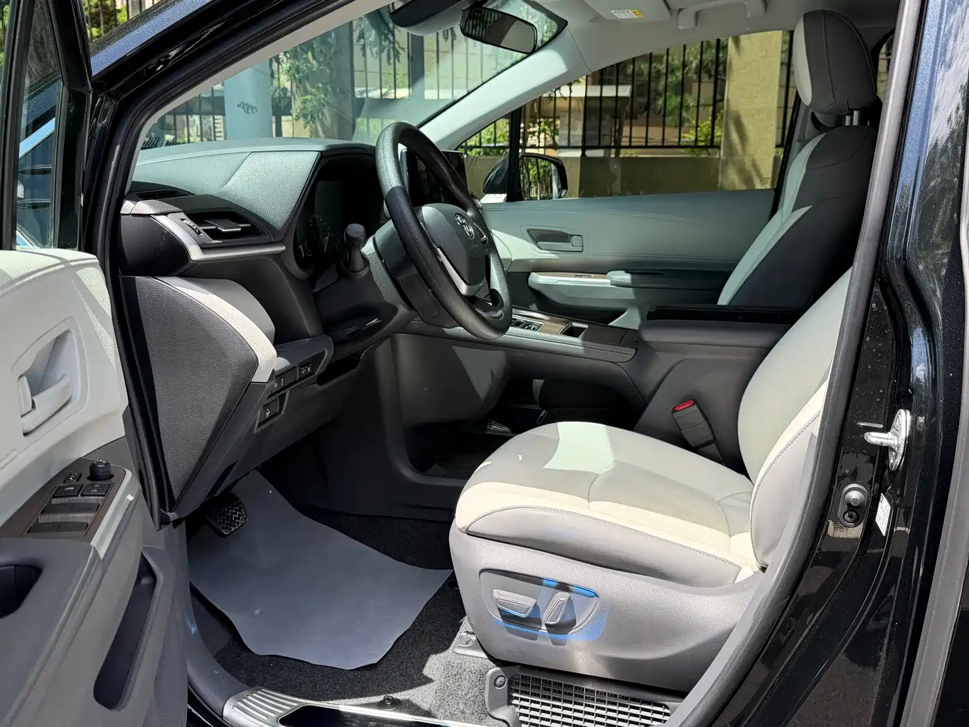 Toyota Sienna 2024 2.5L Hybrid Comfort Edition фото 6