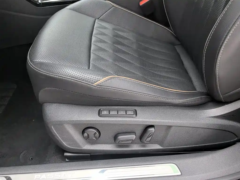 Volkswagen Passat 2021 Model 330TSI Luxury Edition фото 20
