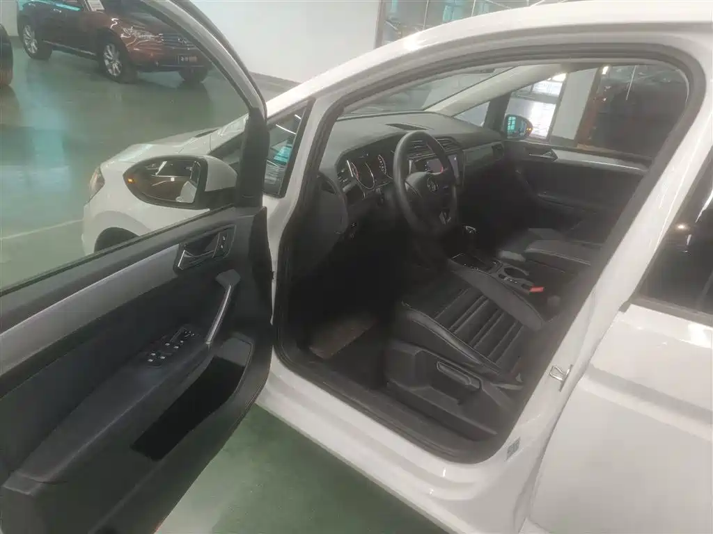 Volkswagen Touran 2018 Touran L 280TSI DSG Trendline 7-seater China V фото 16