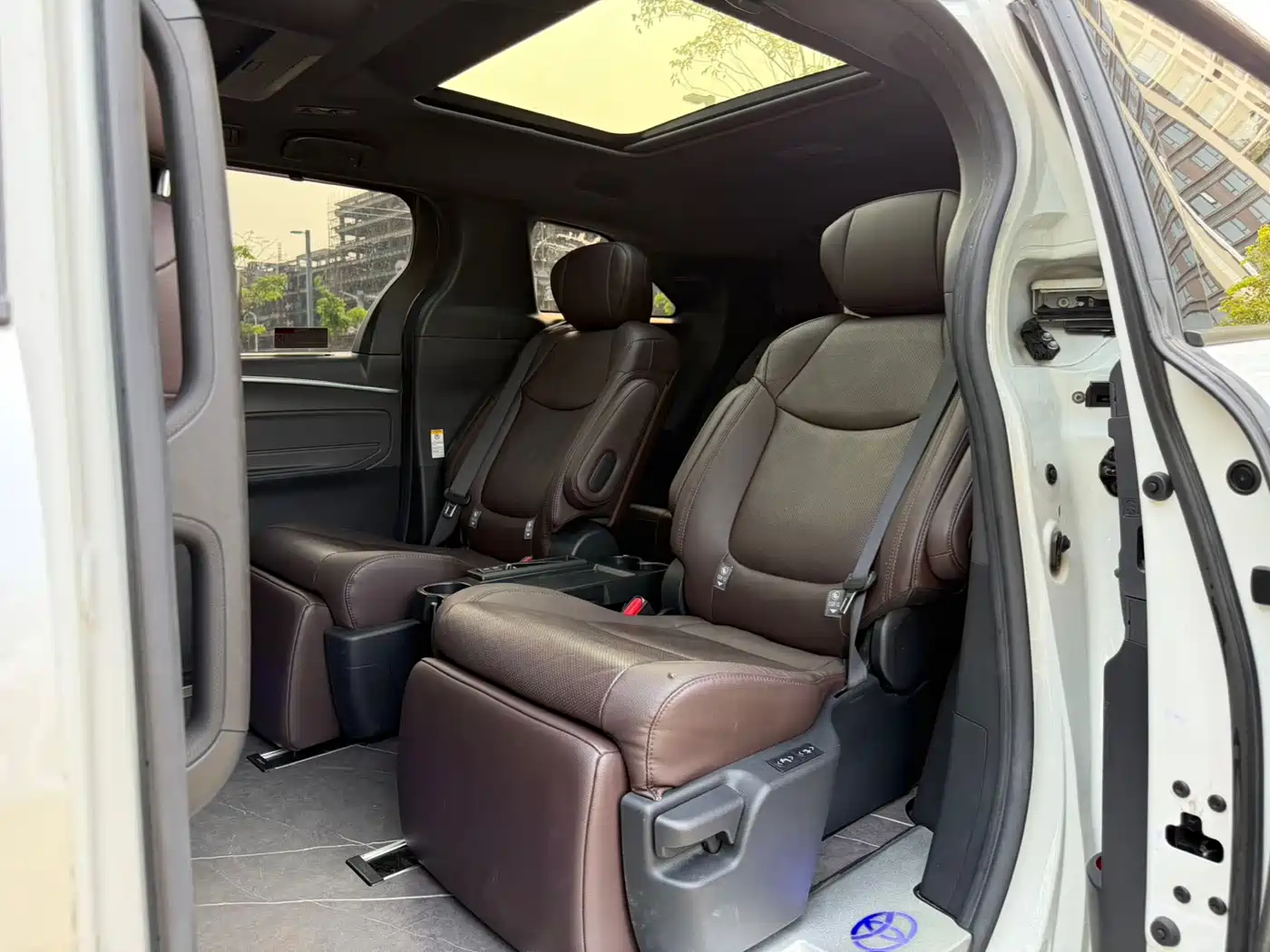 Toyota Sienna 2023 2.5L Hybrid Platinum Edition фото 8