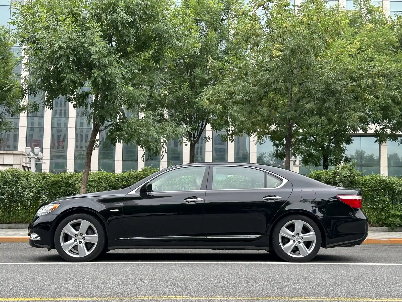 Фото 15 - Lexus LS