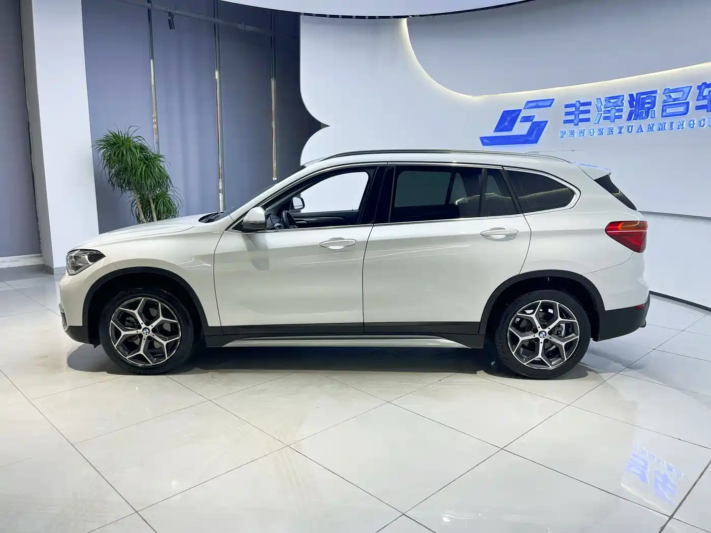 BMW X1 2019 sDrive18Li Fashion Model фото 2