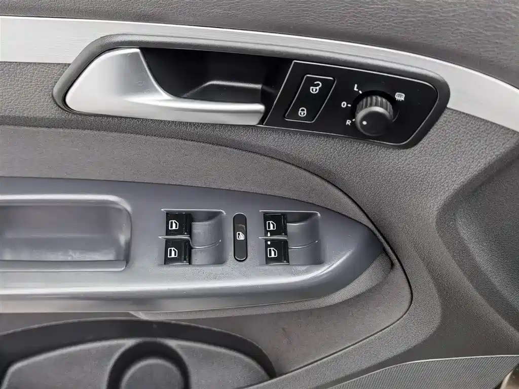 Volkswagen Touran 2013 1.4T Manual Trend 5-seater фото 9
