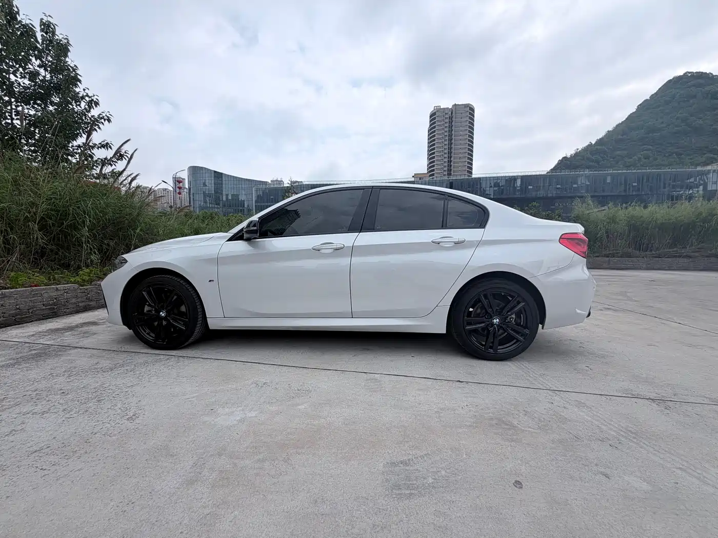 BMW 1 Series 2023 125i M Sport Shadow Edition фото 8