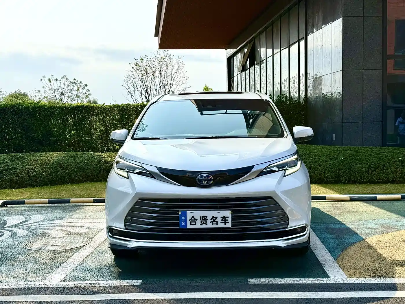 Toyota Sienna 2021 2.5L Hybrid Premium Edition фото 2