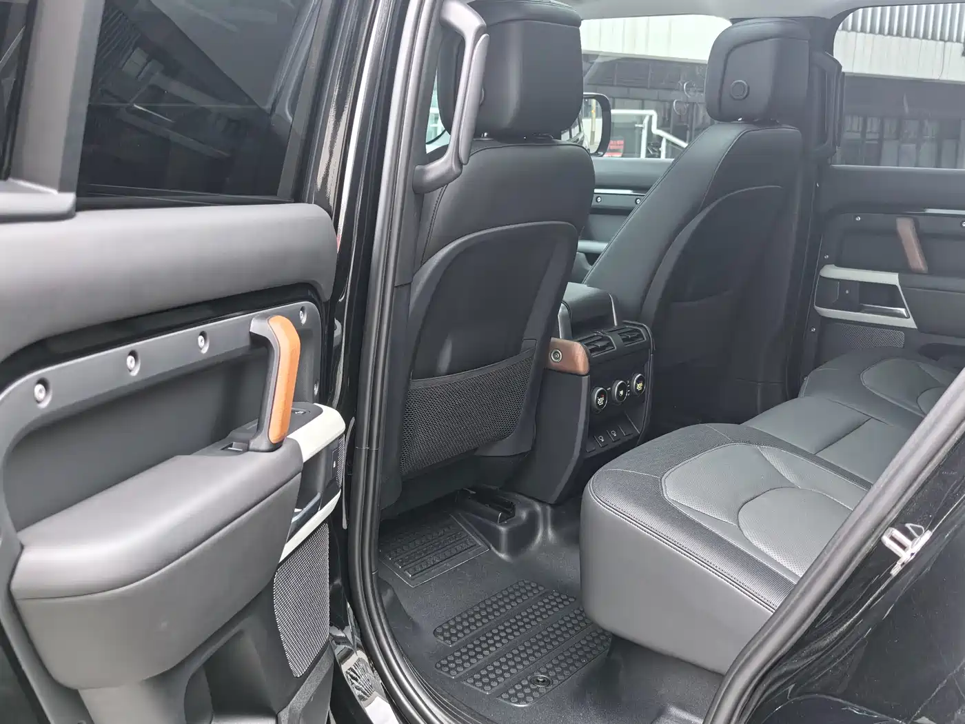 Land Rover Defender 2023 Model 110 3.0T P400 X-DYNAMIC HSE фото 17