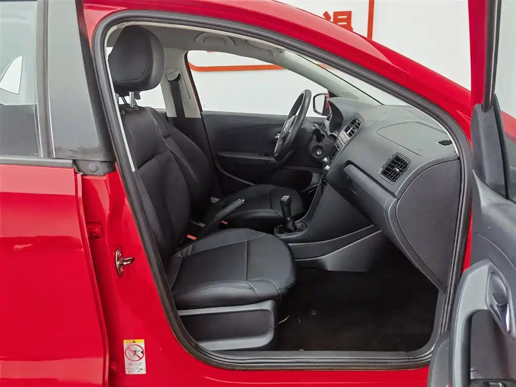 Volkswagen Polo 2013 1.4L Manual Trend Edition фото 23