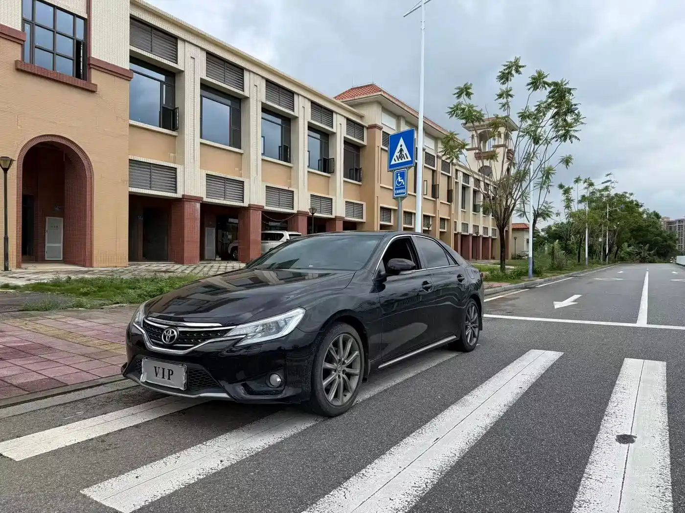 Фото 3 - Toyota Reiz