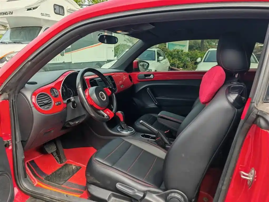 Volkswagen Beetle 2016 Model 180TSI Club Edition фото 3