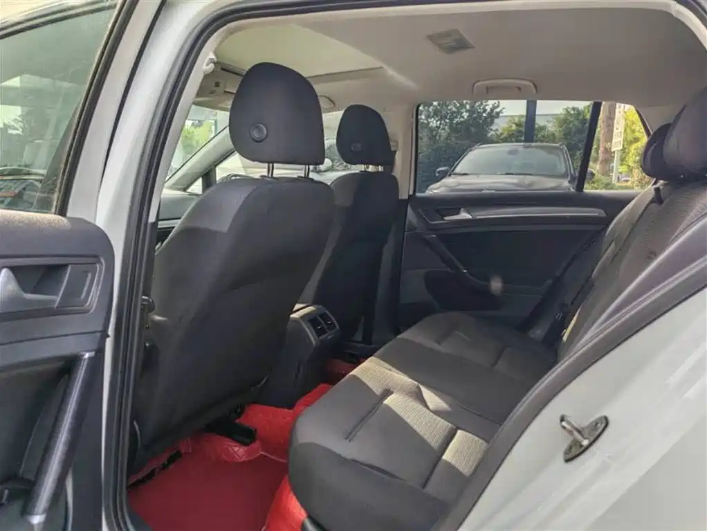 Volkswagen Golf 2017 1.6L Auto Comfort Millionth Edition фото 6