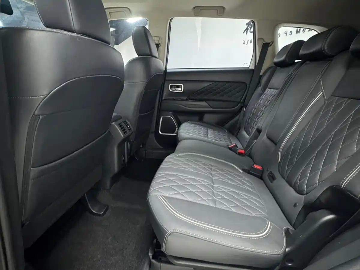 MITSUBISHI OUTLANDER