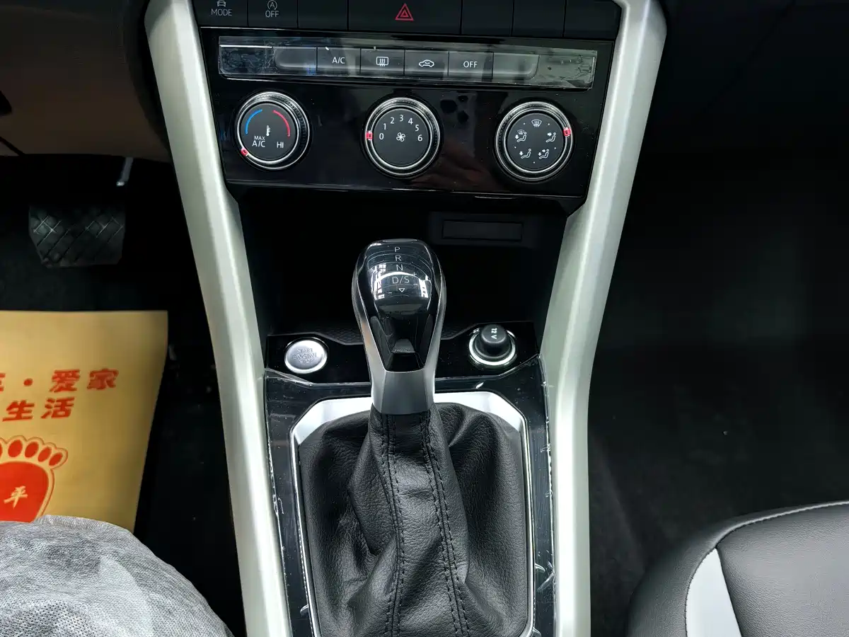 VOLKSWAGEN T-ROC EXPLORING SONGS