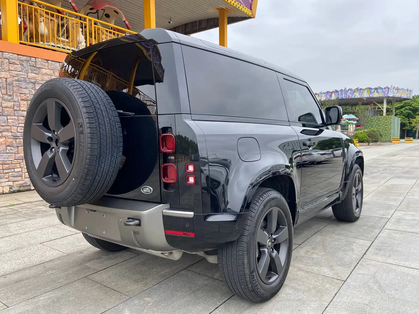 Land Rover Defender 2023 Model 90 2.0T P300 X-DYNAMIC HSE фото 3