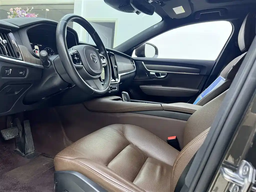 Фото 31 - Volvo V90