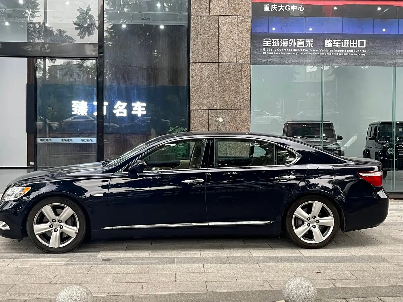 Photo 4 - Lexus LS