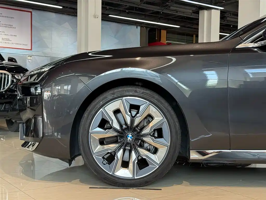 BMW 7 Series 2023 740Li Exclusive M Sport Package фото 7