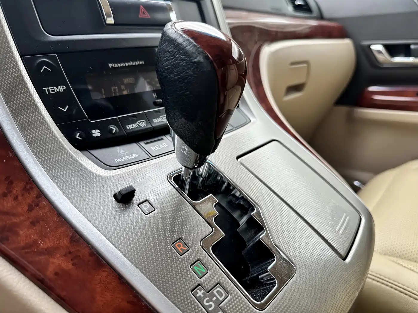 Photo 13 - Toyota Alphard