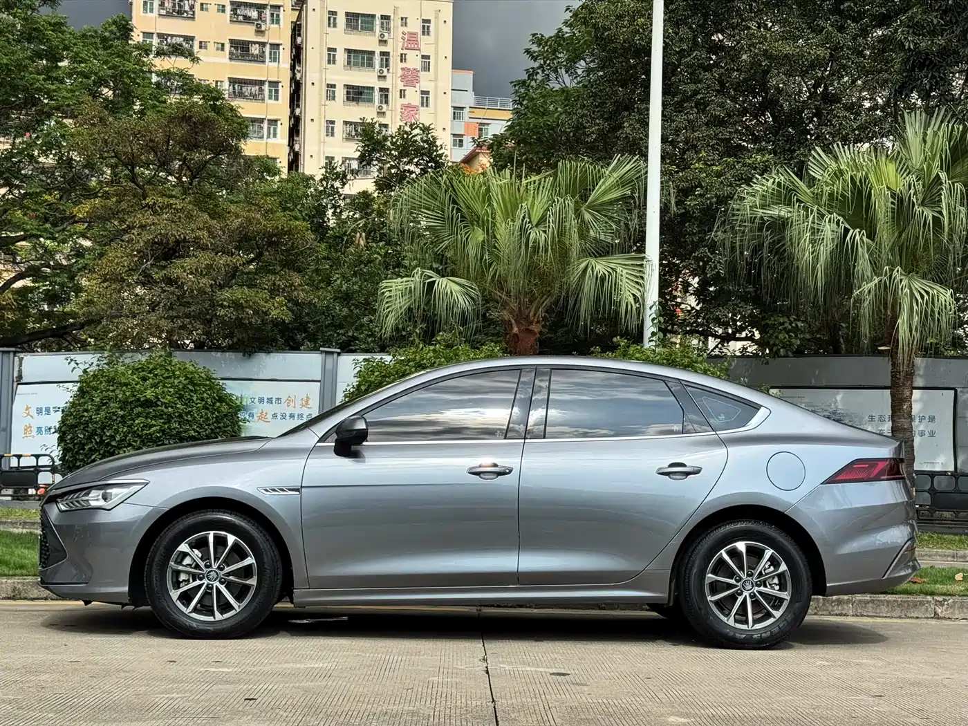 BYD Qin PLUS 2024 Glory Edition DM-i 55KM Leading фото 6