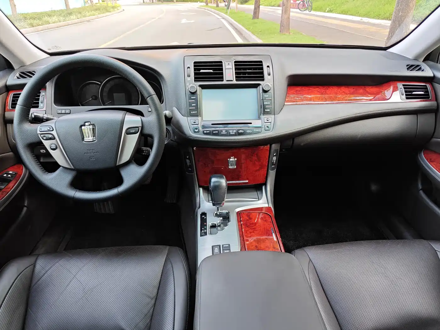 Toyota Crown 2012 2.5L Royal Leather Edition фото 5