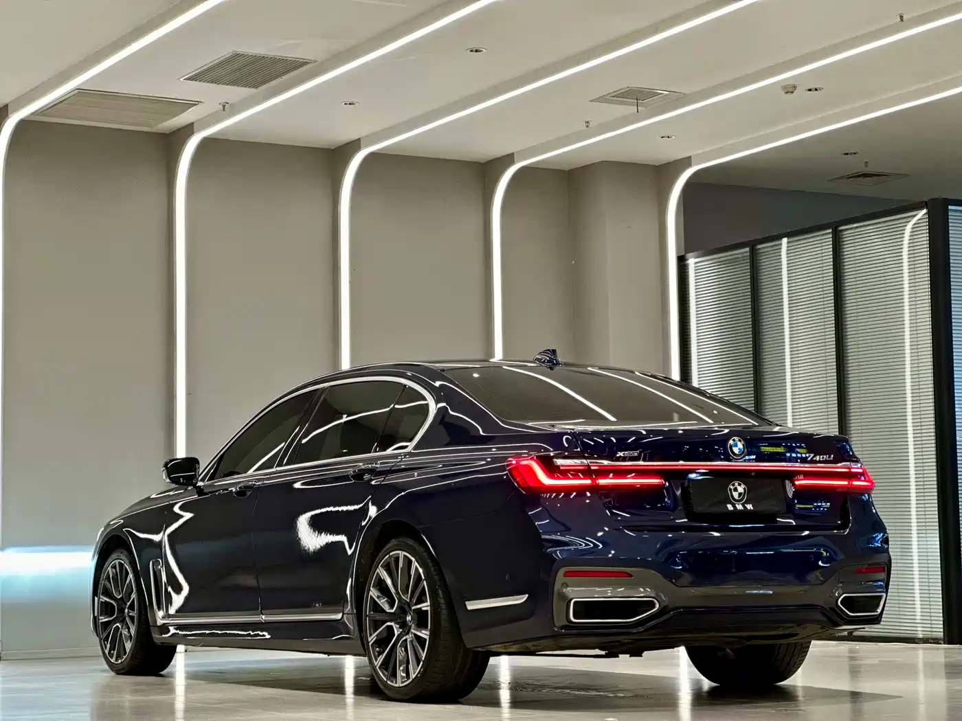BMW 7 Series 2019 740Li xDrive Executive M Sport Package фото 12
