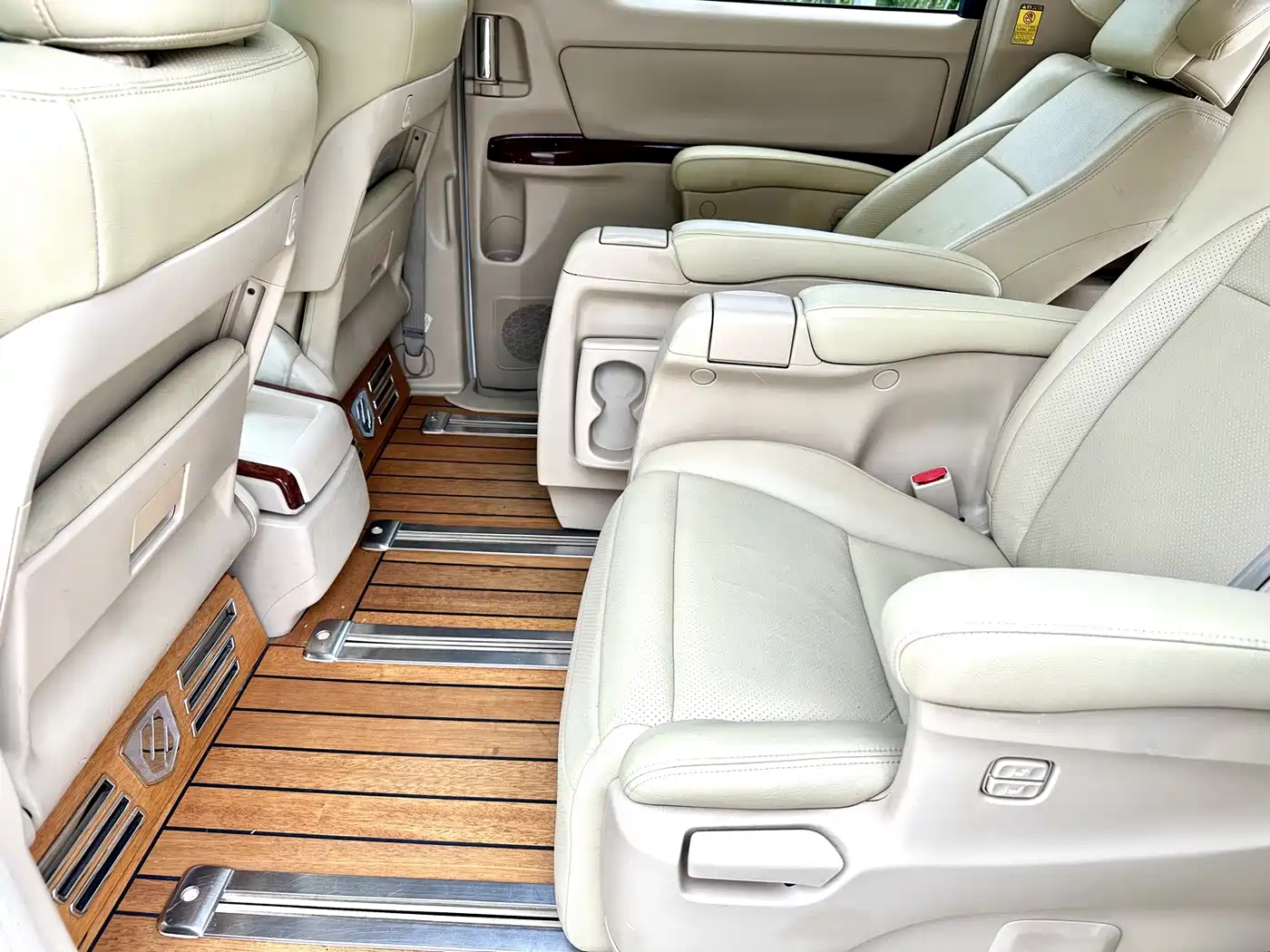 Photo 22 - Toyota Alphard