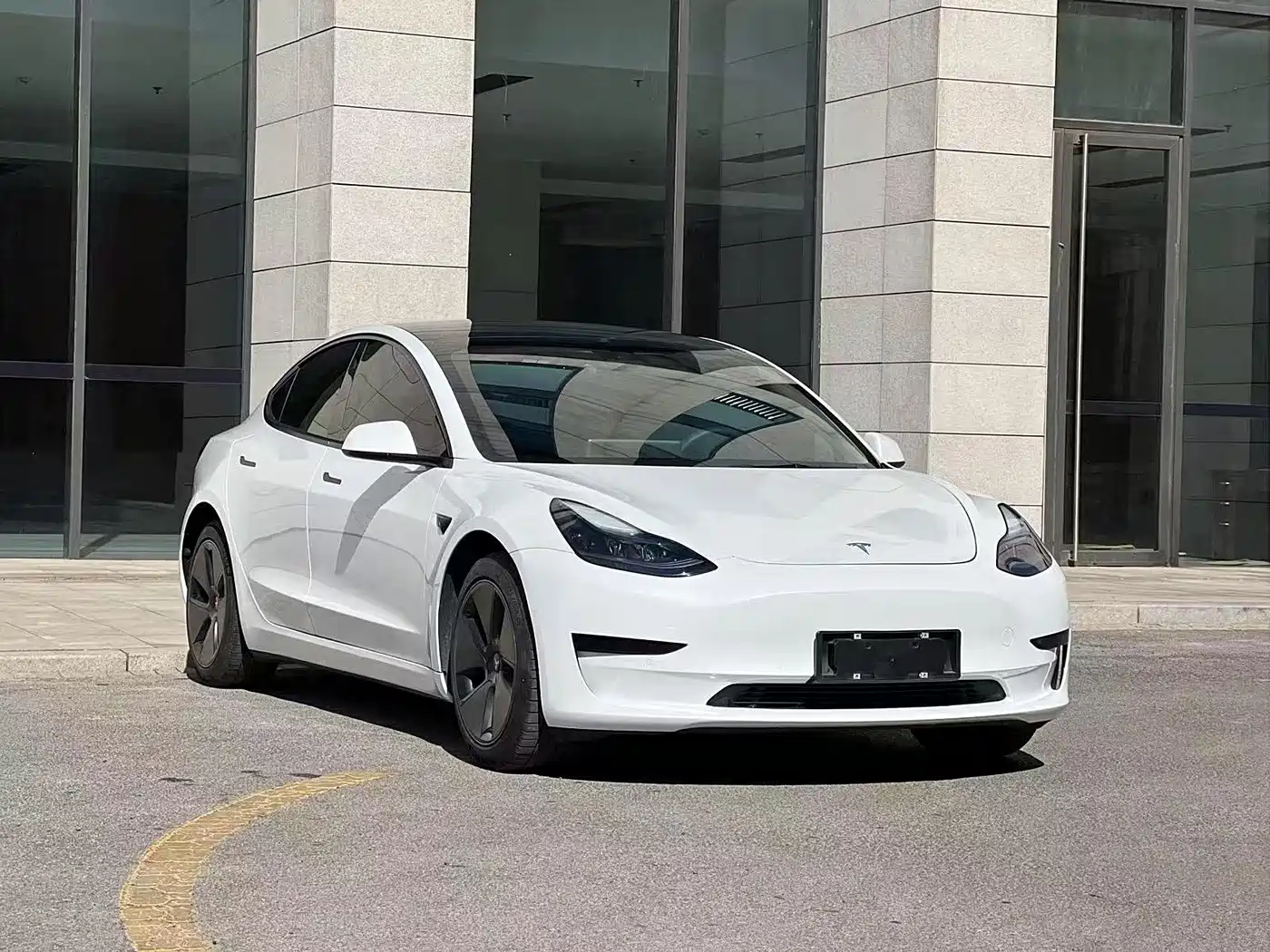 TESLA MODEL 3