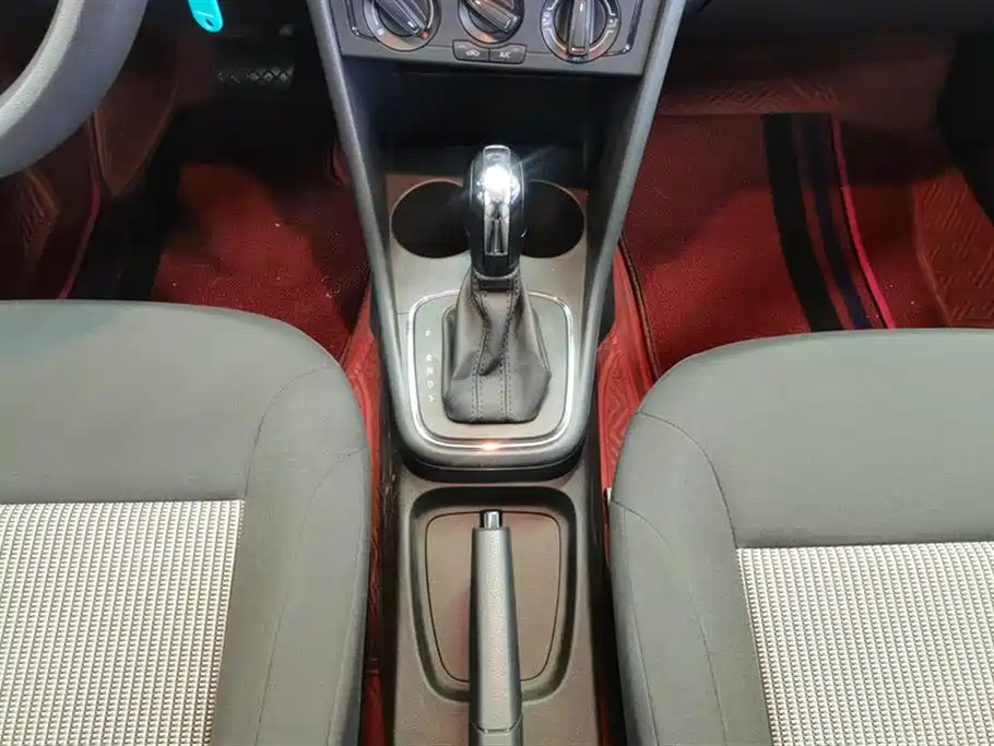 Volkswagen Polo 2016 1.4L Automatic Trend фото 16