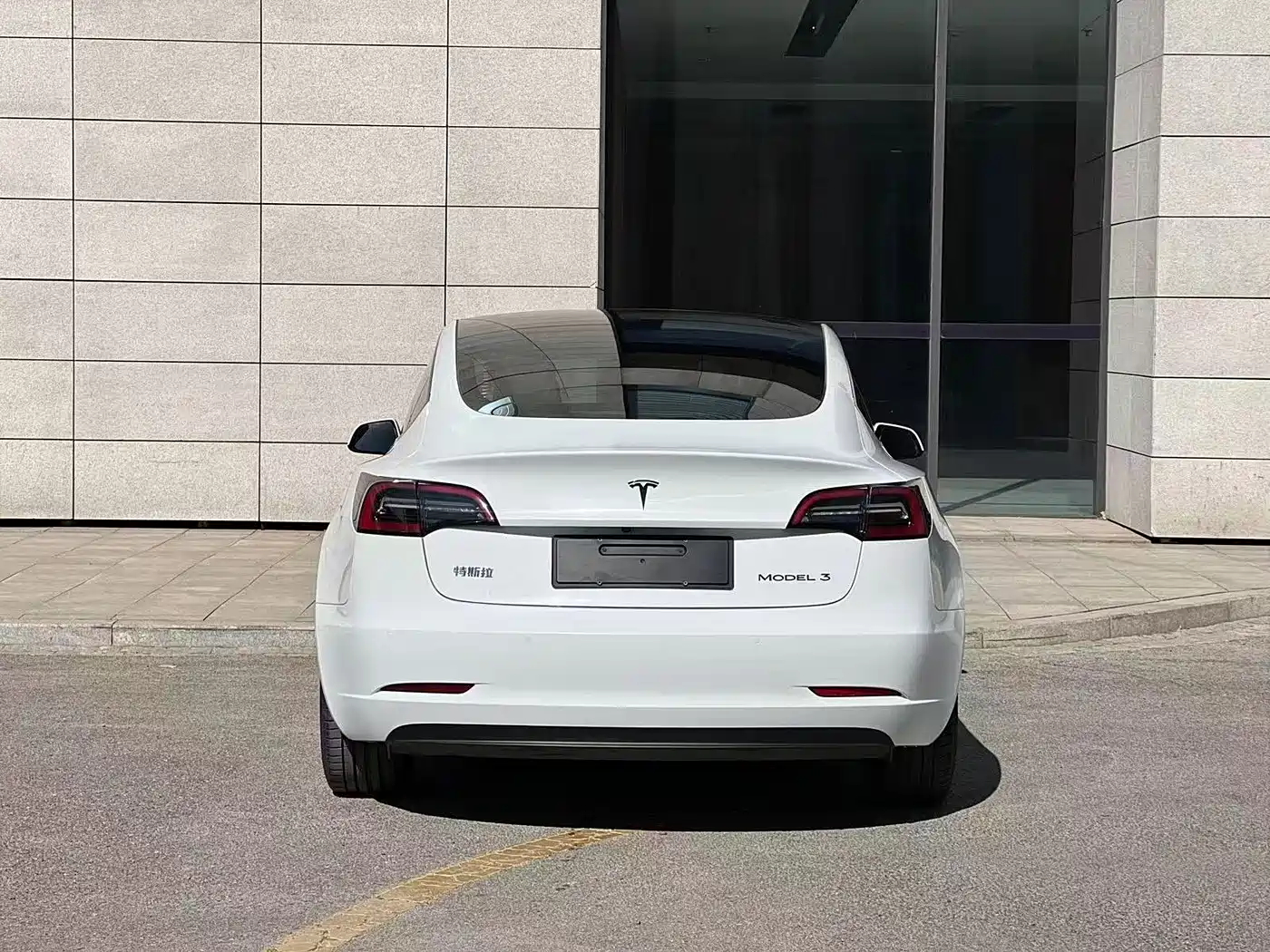TESLA MODEL 3