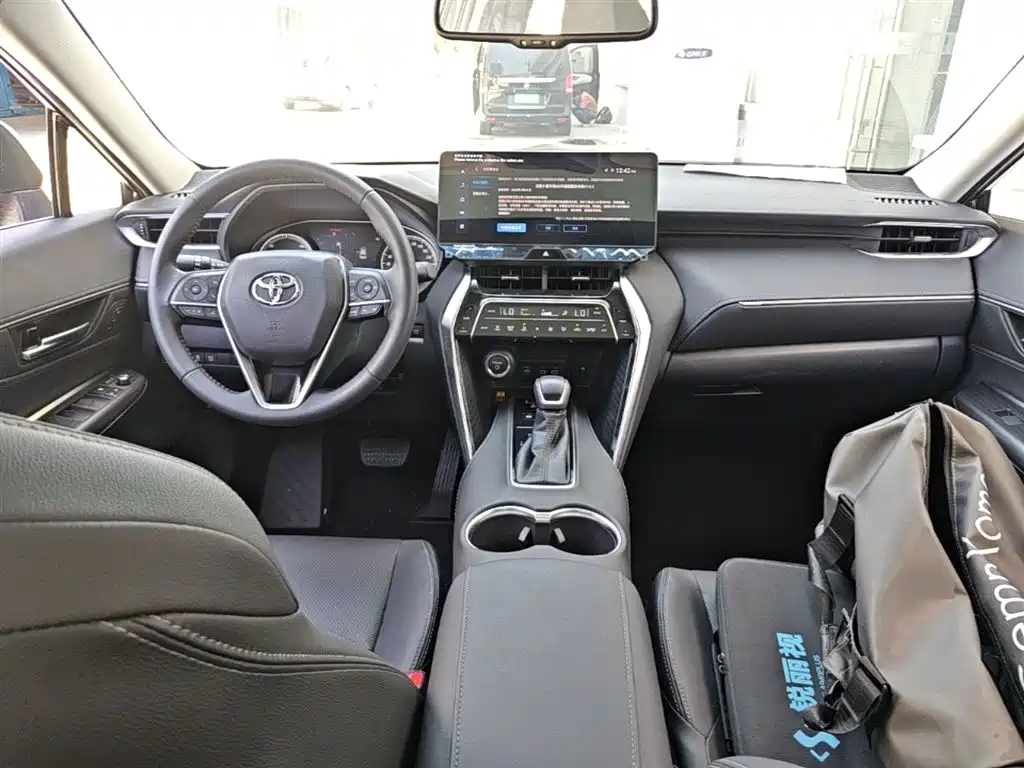 Toyota Lingfang HARRIER 2023 Hybrid 2.5L CVT 4WD Premium Edition фото 10