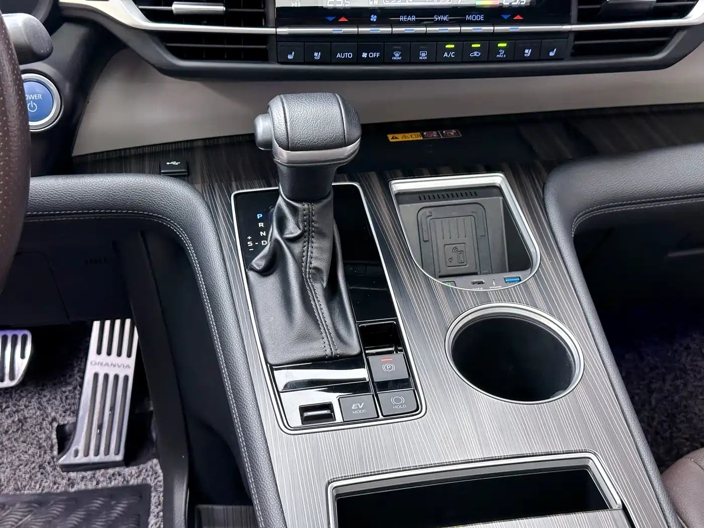 Toyota Granvia 2022 Model Year 2.5L Hybrid Flagship Edition фото 28