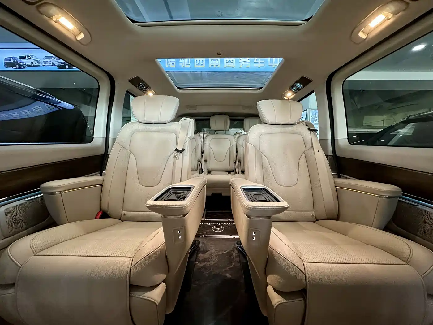 Mercedes-Benz V-Class 2022 V 260 L Long Wheelbase Luxury Edition фото 13