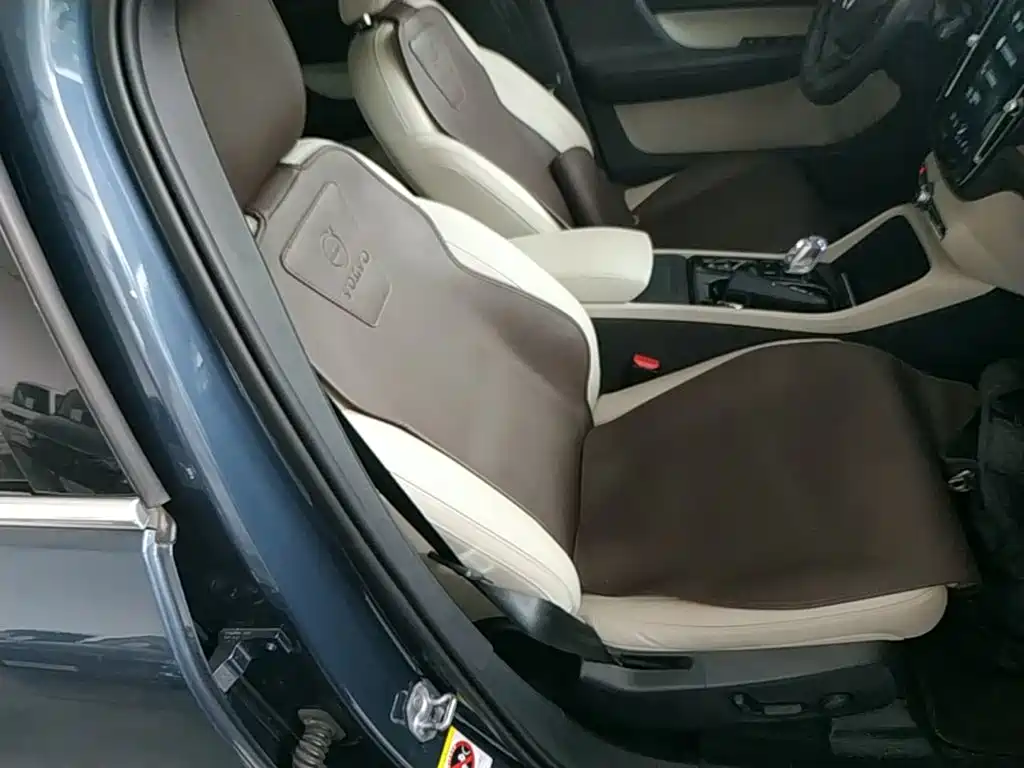 Фото 25 - Volvo XC40