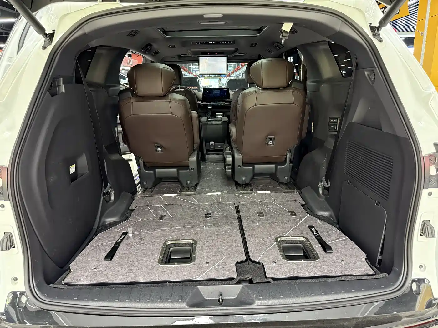 Toyota Sienna 2021 2.5L Hybrid Platinum Edition фото 11