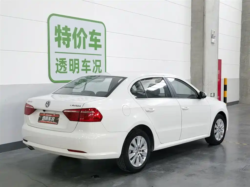 Volkswagen Lavida 2013 Facelift Classic 1.6L Automatic Comfort фото 2