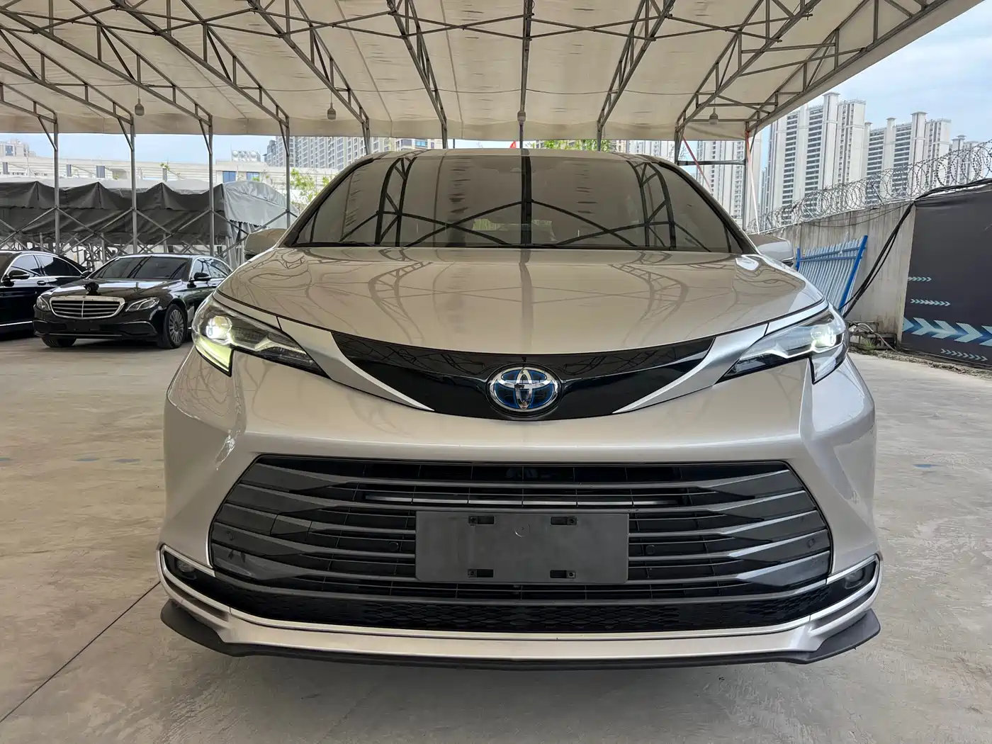 Toyota Sienna 2021 2.5L Hybrid Premium Edition фото 3