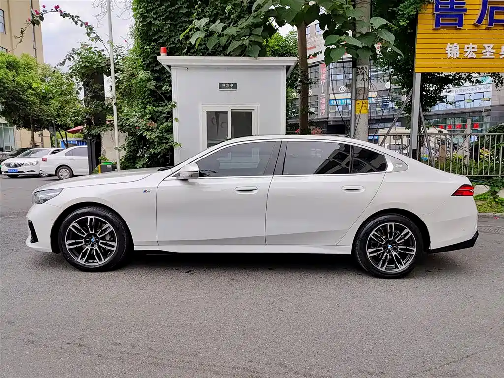 BMW 5 Series 2025 530Li Leading M Sport Package фото 3