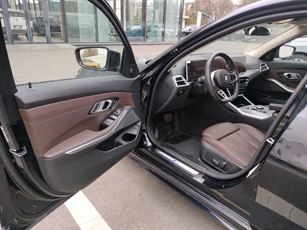 BMW 3 Series 2025 330Li M Sport Night Edition фото 16