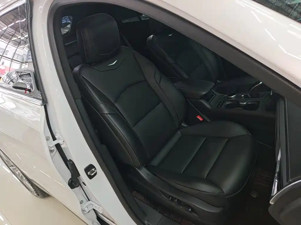 Фото 25 - Cadillac XT4