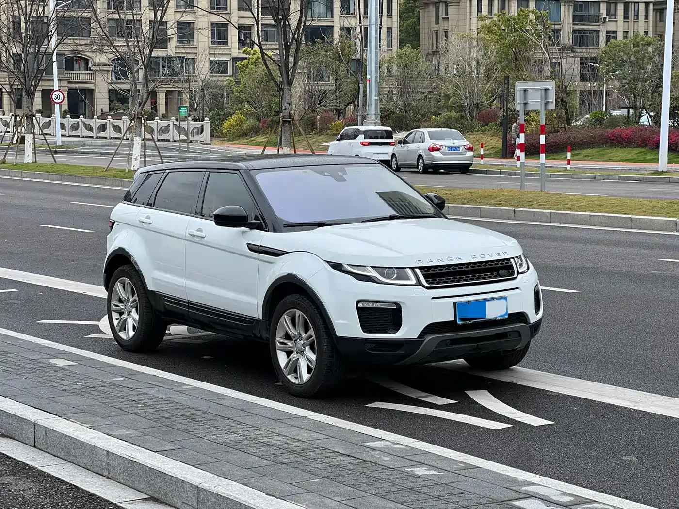 Land Rover Range Rover Evoque 2017 2.0T SE PLUS Smart Enjoy Edition фото 4