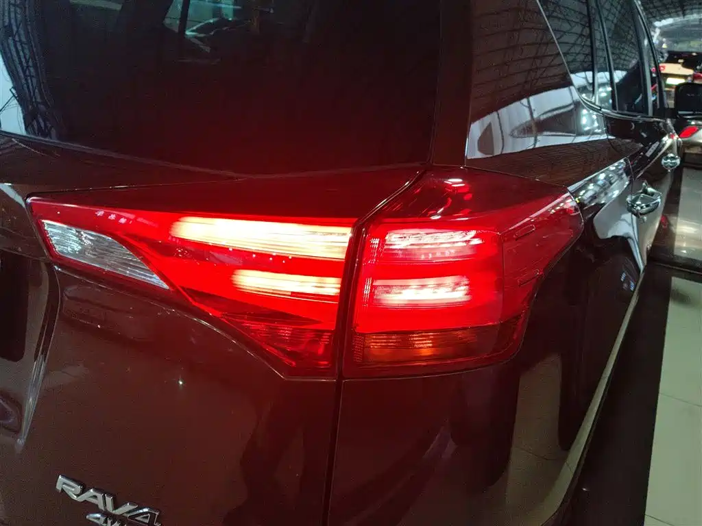 Toyota RAV4 Rongfang 2015 2.5L Automatic 4WD Elite Edition фото 24