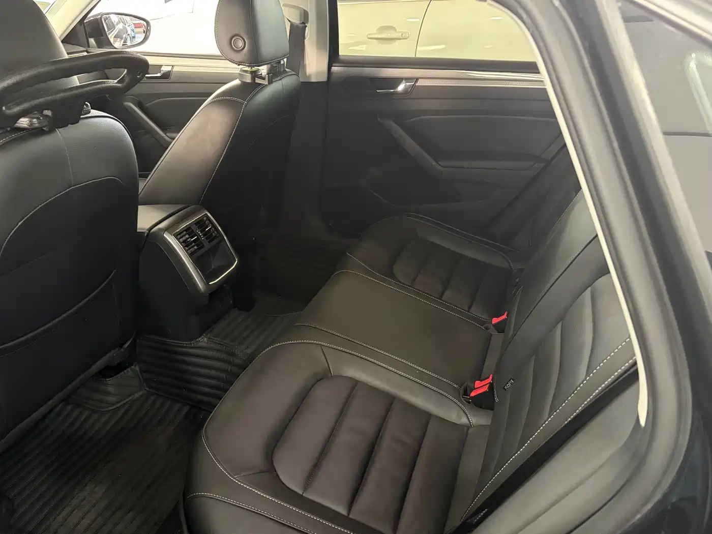 Volkswagen Passat 2017 280TSI DSG Prestige фото 8