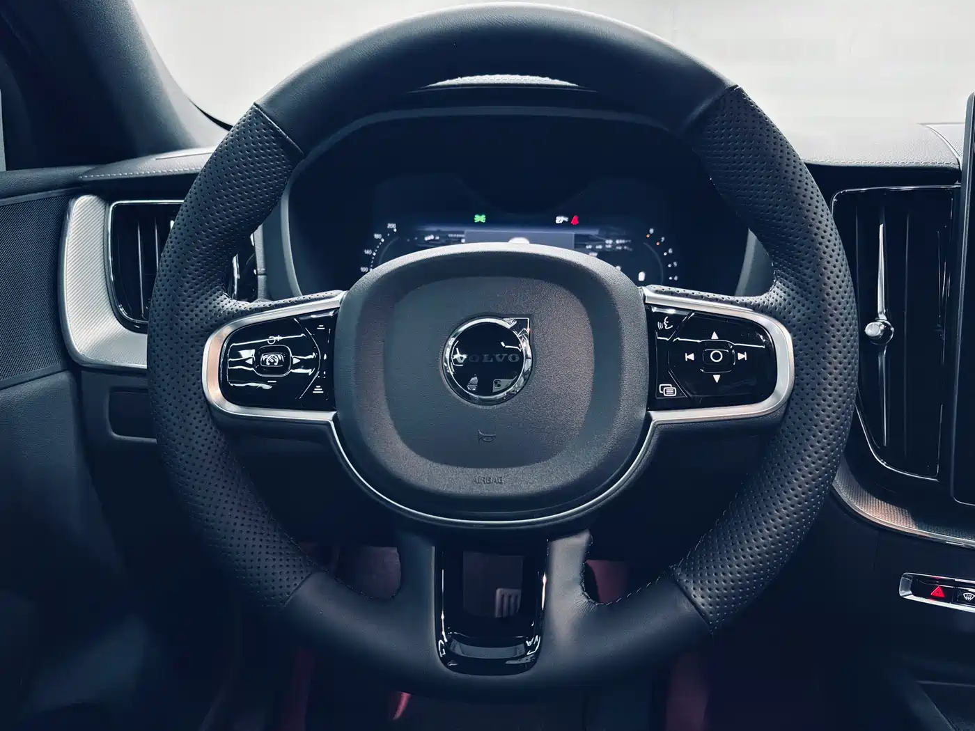 Volvo XC60 2026 Model B5 AWD Ultimate Midnight Black фото 12