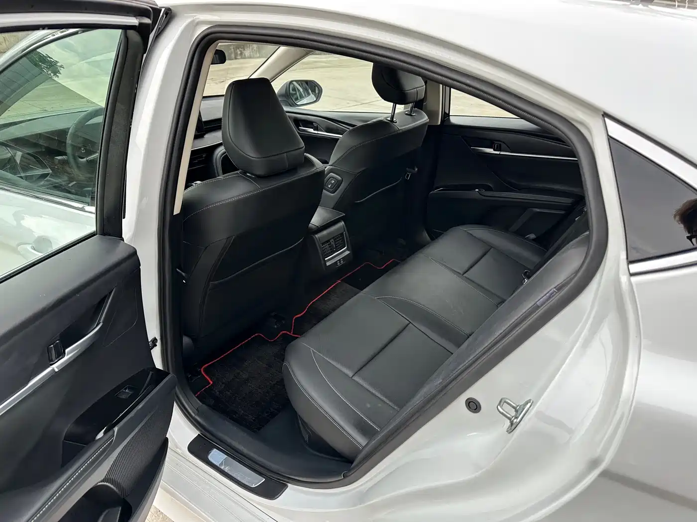 Toyota Camry 2026 Hybrid 2.0HSE Glory Version фото 5
